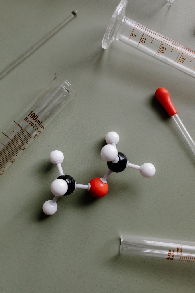 Wissenschaftliche Darstellung eines Moleküls auf einem sanften grünen Hintergrund